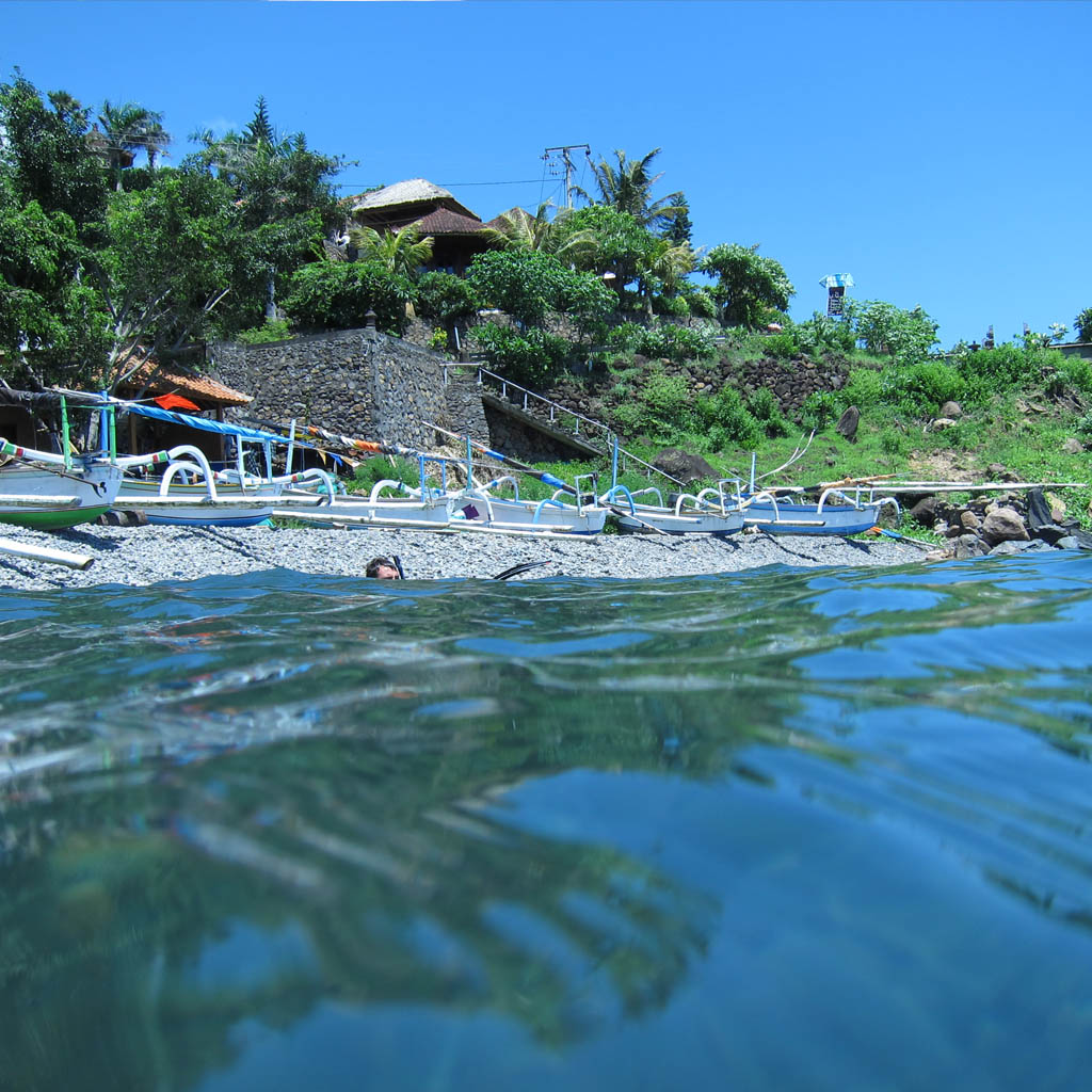 вид бухты lipah bay в амеде на бали